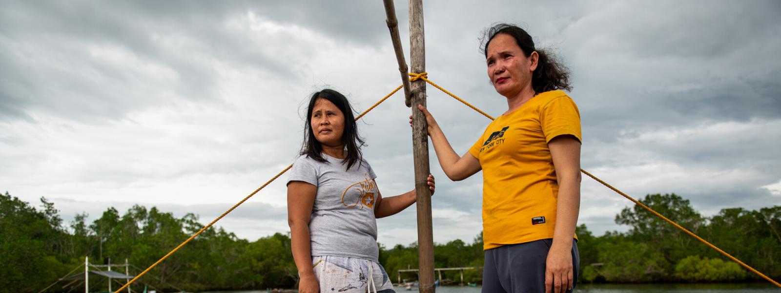 Volunteers prepare to catch fish at the Ecotourism Project 